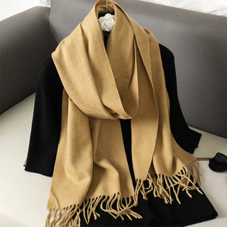 Grande étole camel à franges, portée autour du cou