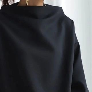 Pull noir col large montant, gros plan sur l’encolure et les épaules