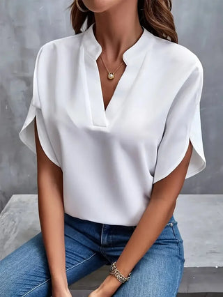 Blouse fluide blanche à encolure V, manches courtes évasées, coupe ample.