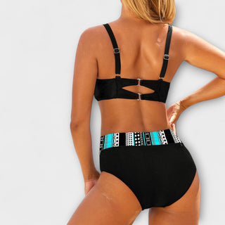 Ensemble de bikini noir avec découpe au dos et bretelles, taille haute, ceinture à motifs.