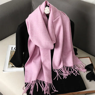 Grande étole rose mauve à franges, drapée sur un buste