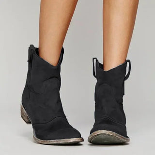 Bottes western en suède noir, tige souple, petit talon bloc et boucle arrière.