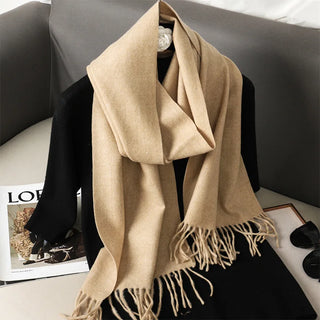 Grande étole camel à franges, nouée en boucle