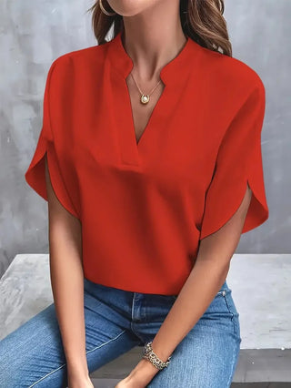 Blouse fluide rouge à encolure V, manches courtes évasées, coupe ample.