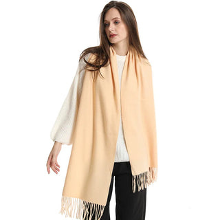 Étole en laine beige clair à franges, portée longue sur les épaules