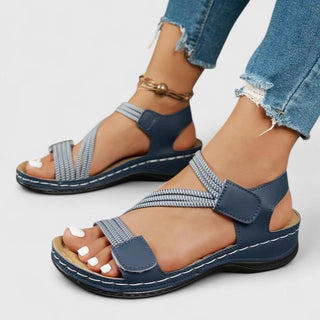 Sandales Sheina™ bleues à brides croisées et boucle, semelle plateforme sombre