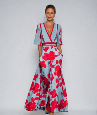 Robe Chloe fleurie rouge, fond bleu, ceinture nouée, décolleté V, manches courtes, jupe ample.