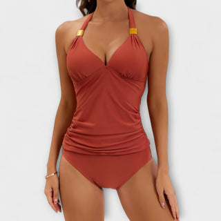 Maillot de bain deux pièces rouge-orangé, bretelles nouées, haut plongeant et fronces