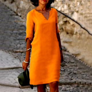 Robe à col V orange, manches trois quarts, coupe droite.