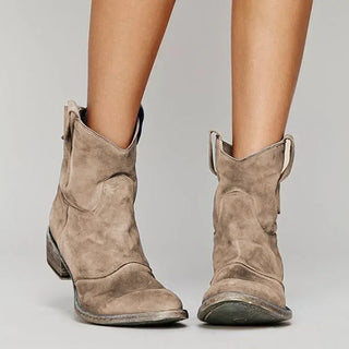 Bottes western en suède beige, tige souple, petit talon bloc et boucle arrière.