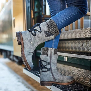 Bottes d’hiver en suède grises, col tricoté et laçage arrière, semelle robuste