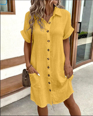 Robe chemise en coton léger jaune, manches courtes, boutons devant, poches poitrine