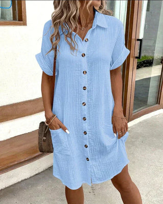 Robe chemise en coton léger bleu clair, manches courtes, boutonnage devant, poches poitrine