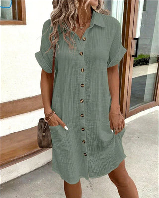 Robe chemise en coton léger vert, manches courtes, boutons devant, poches poitrine