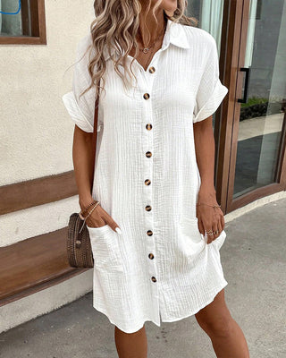 Robe chemise en coton léger blanche, manches courtes, boutonnage sur toute la longueur, poches