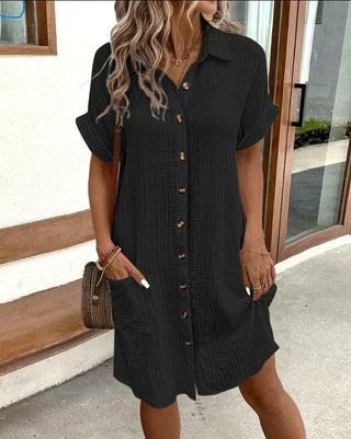 Robe chemise en coton léger noire, manches courtes, boutonnage devant, poches poitrine