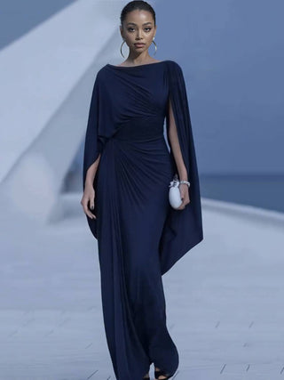 Robe maxi bleu nuit à taille drapée, manches cape, encolure ronde, silhouette longue.