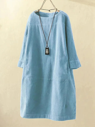 Robe tunique en velours côtelé bleu clair, col rond, manches trois-quarts, coupe droite.