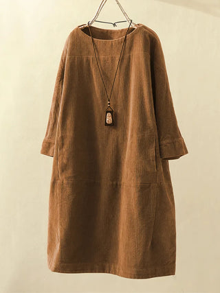 Robe tunique en velours côtelé marron, col rond, manches trois-quarts, coupe droite.