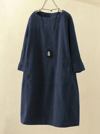 Robe tunique en velours côtelé bleu foncé, col rond, manches trois-quarts, coupe droite.