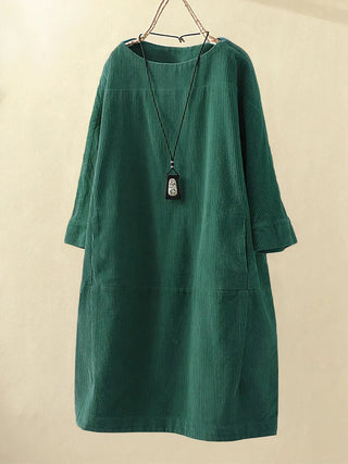 Robe tunique en velours côtelé vert, col rond, manches trois-quarts, coupe droite.