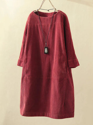 Robe tunique en velours côtelé rouge, col rond, manches trois-quarts, coupe droite.