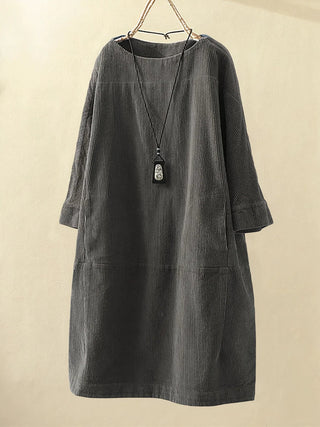 Robe tunique en velours côtelé grise, col rond, manches trois-quarts, coupe droite.