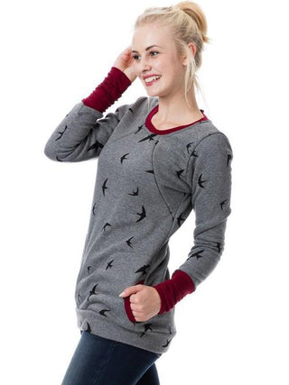 Sweat de maternité gris à imprimé oiseaux, col et poignets bordeaux, coupe ajustée