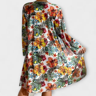 Robe de plage à fleurs multicolores, dos en forme évasée, en superposition sur bikini