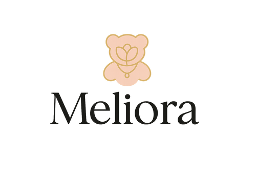 Crée un logo minimaliste et élégant pour une marque française appelée 'Meliora', spécialisée dans les oursons en fleurs éternelles avec colliers. Le logo doit inclure :  
- Une typographie sophistiquée (police serif ou script fine).  
- Un élément visuel discret : une fleur stylisée OU une silhouette d’ourson abstraite.  
- Palette : or pâle, rose poudré et noir.  
- Style : luxe intemporel, émotionnel.  
- Format : transparent (PNG) et carré.  
- Pas de effets 3D ou trop complexes.