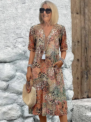Robe d’été beige à décolleté en V, motif intégral, manches 3/4, longueur genou
