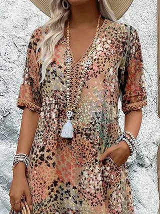 Robe d’été beige rosé à décolleté en V, motif intégral, col boutonné, manches 3/4