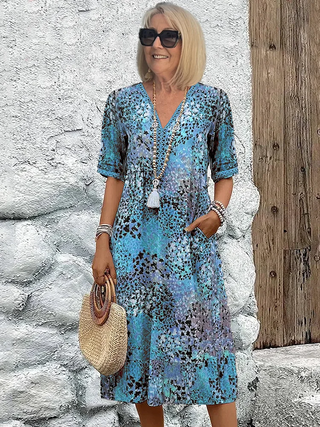 Robe d’été bleue à décolleté en V, motif intégral, manches 3/4, longueur genou