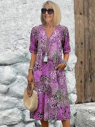 Robe d’été violette à décolleté en V, motif intégral, manches 3/4, longueur genou