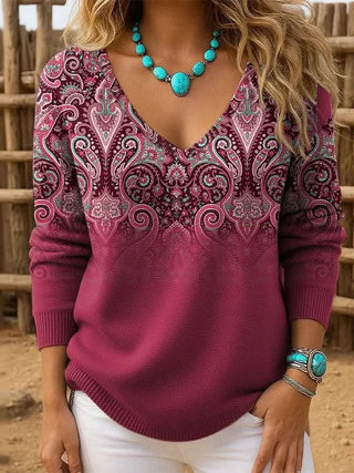 Pull en maille bordeaux, encolure V et motif cachemire sur le haut.
