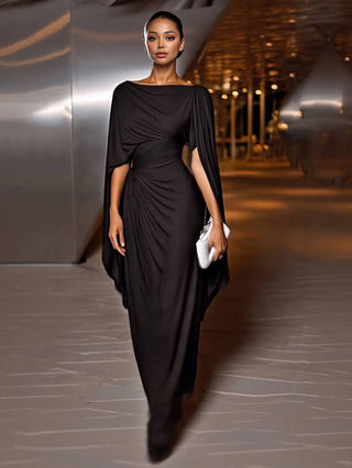 Robe maxi noire à taille drapée, manches cape, encolure ronde, coupe longue fluide.