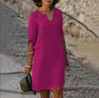 Robe à col V magenta, manches trois quarts, coupe droite.