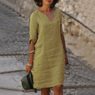 Robe à col V vert olive clair, manches trois quarts, coupe droite.