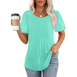 T-shirt vert menthe manches courtes, encolure ronde, coupe ample avec plis verticaux.