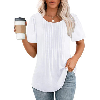 T-shirt blanc manches courtes, encolure ronde, coupe ample avec plis verticaux.