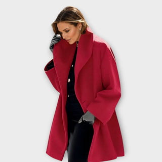 Veste en laine rouge, col châle, fermeture boutonnée, coupe mi-longue.