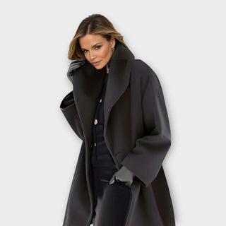 Veste en laine noire, col châle, manches longues, fermeture boutonnée, coupe mi-longue.