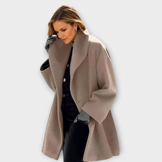 Veste en laine beige clair, col châle, fermeture boutonnée, coupe mi-longue.