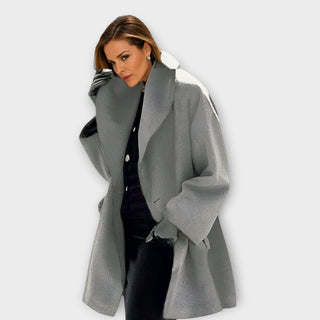 Veste en laine gris clair, col châle, fermeture boutonnée, coupe mi-longue.