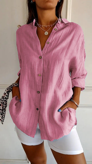 Chemise ample en coton rose boutonnée, col chemise, manches 3/4 retroussées.