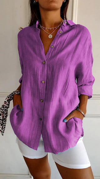 Chemise ample en coton violette boutonnée, col chemise, manches 3/4 retroussées.