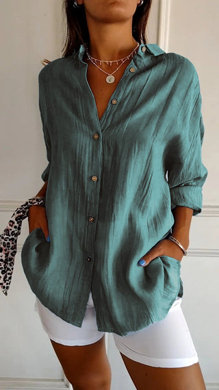 Chemise ample en coton vert-bleu boutonnée, col chemise, manches retroussées.