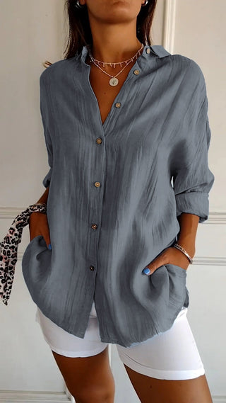 Chemise ample en coton gris-bleu boutonnée, col chemise, manches 3/4 retroussées.