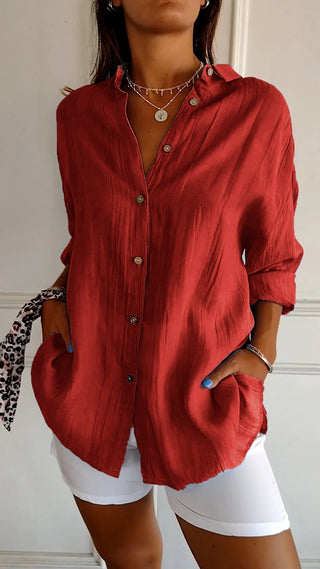 Chemise ample en coton rouge boutonnée, col chemise, manches 3/4 retroussées.