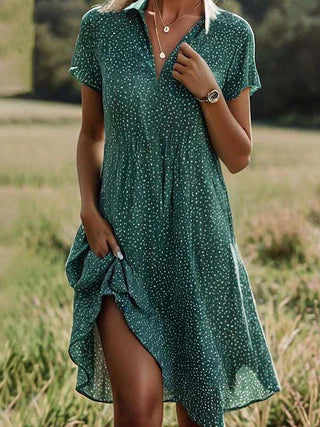 Robe verte à col chemise, motif pois blancs, manches courtes, fente et nœud.